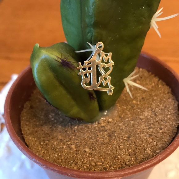 Very thin gold pendant saying #1 mom - Picture 2 of 4